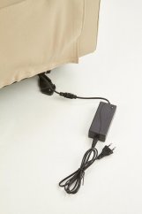 Relaxační křeslo PARADISE krémové s funkcí elektrického rozkládání a houpání